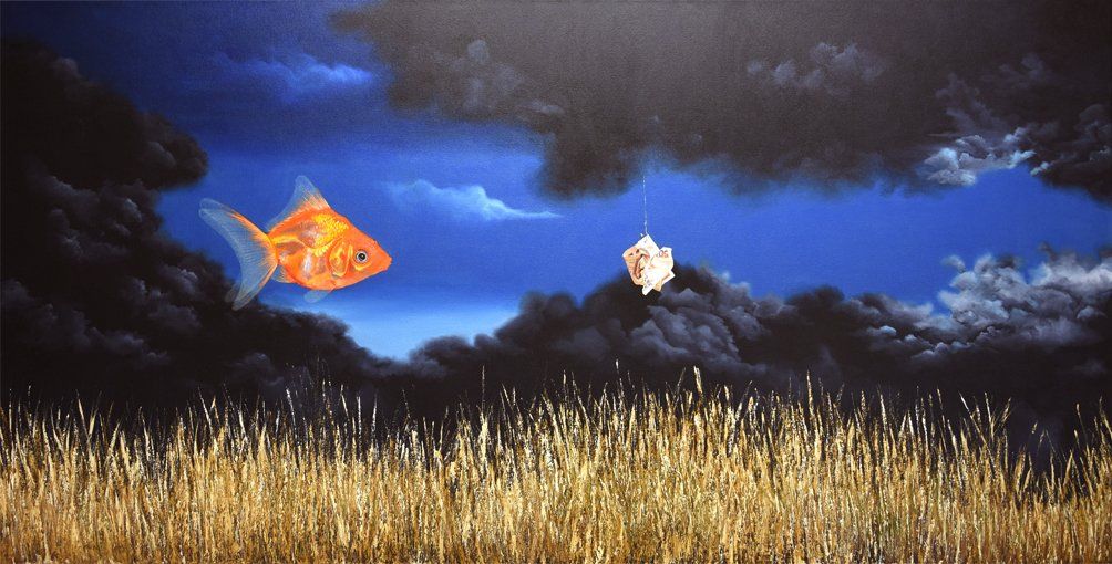 Gegenständliches Bild der Künstlerin Benita von Wendt. Titel: Geldfisch. Feld im Hochsommer, im Hintergrund blauer Himmel mit Gewitterwolken. Links im Bild schwimmt ein Goldfisch durch die Luft auf einen 50 Euro Schein zu, der an einem Angelhaken vom Himmel hängt. Gemalt mit Acryl- und Ölfarben auf Leinwand.