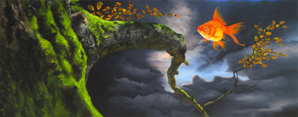Gegenständliches Bild der Künstlerin Benita von Wendt. Titel: Druidenhain. Links im Bild ein kahler dicker Ast einer Eiche, der mit Moos bewachsen ist. Im Hintergrund ein Himmel mit dunklen Wolken, rechts schwimmt ein Goldfisch durch die Luft. Gemalt mit Acryl- und Ölfarben auf Leinwand.