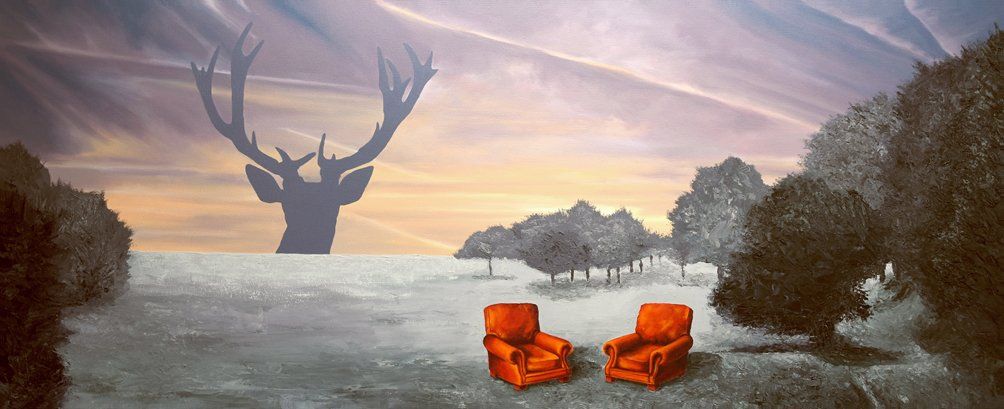 Gegenständliches Bild der Künstlerin Benita von Wendt. Gemalt mit Acryl- und Ölfarben auf Leinwand. Titel: Hirsch und Sessel. Eine Winterlandschaft ohne Schnee, im Sonnenaufgang in Pastelltönen, im Vordergrund stehen zwei rote Sessel, im Hintergrund am Horizont sieht man die dunkelgraue Silhouette eines Hirsches.