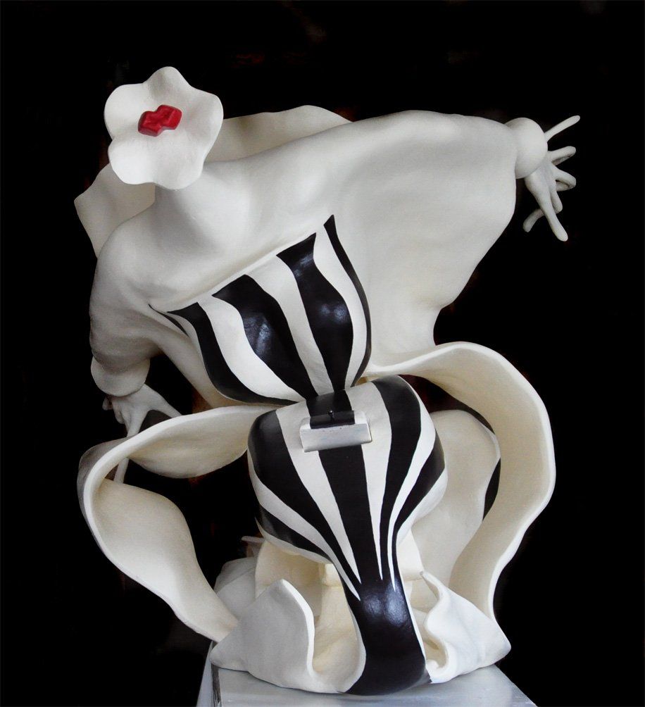 Abstrakte Skulptur aus Pappmasché der Künstlerin Benita von Wendt. Titel: Kiss me. Die abstrakte Skulptur erinnert an eine Frau die sich zum Kuss nach vorne beugt und sich gleichzeitig zurückzieht.