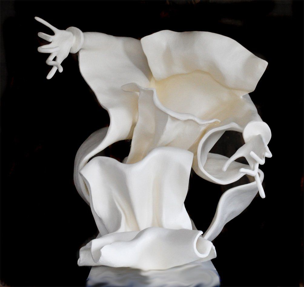 Skulptur aus Pappmasché der Künstlerin Benita von Wendt.
Ansicht: von hinten.
Die abstrakte Skulptur erinnert an eine Frau die sich zum Kuss nach vorne beugt und sich gleichzeitig zurückzieht. Seitenansicht halbrechts.