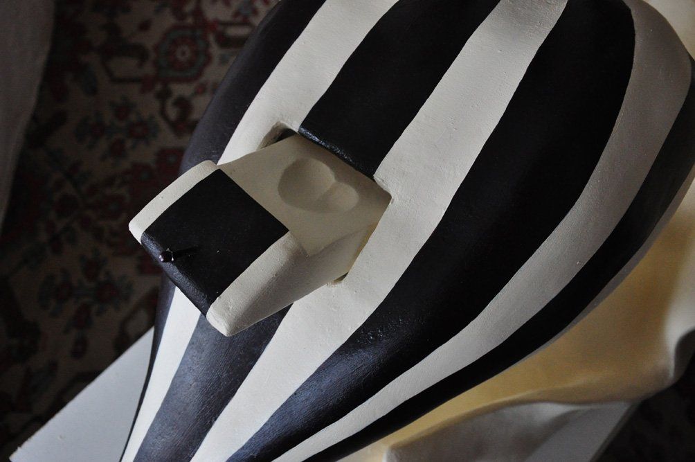 Skulptur aus Pappmasché der Künstlerin Benita von Wendt.
Ansicht: Detail Schublade.
Die abstrakte Skulptur erinnert an eine Frau die sich zum Kuss nach vorne beugt und sich gleichzeitig zurückzieht. Seitenansicht halbrechts.