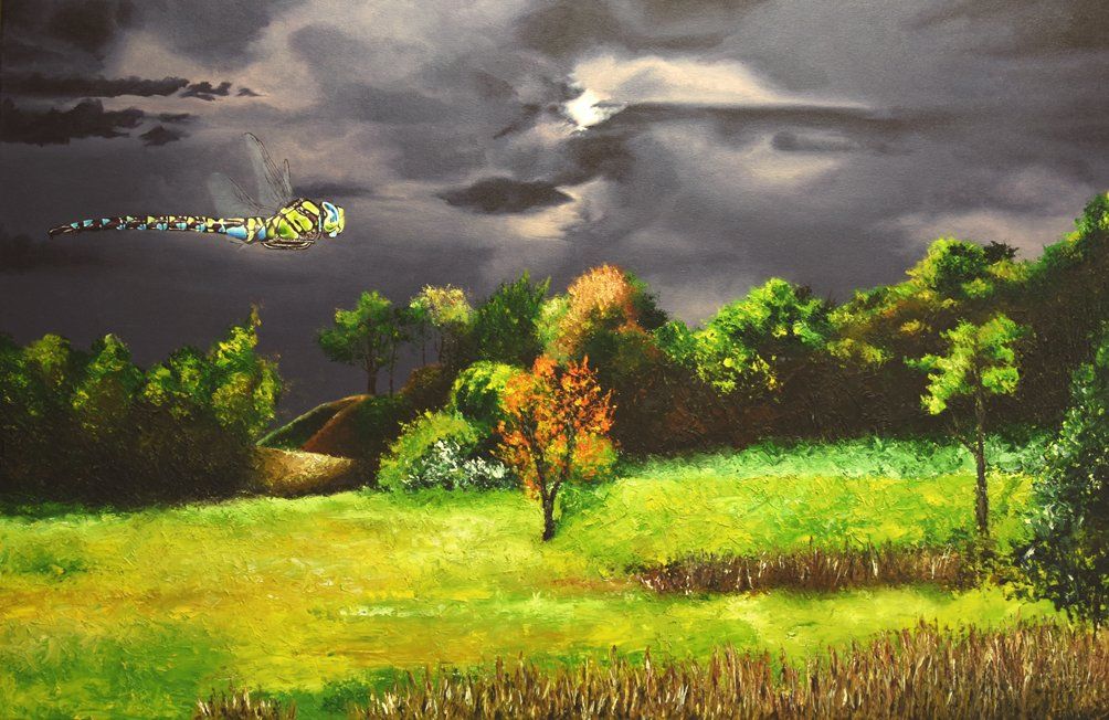 Gegenständliches Bild der Künstlerin Benita von Wendt. Titel: Libelle. Sommerlandschaft mit Wiese und Bäumen in kräftigem Grün, im Hintergrund ein Gewitterhimmel. Links oben im Bild sieht man eine sehr große grüne Libelle fliegen. Gemalt mit Acryl- und Ölfarben auf Leinwand.