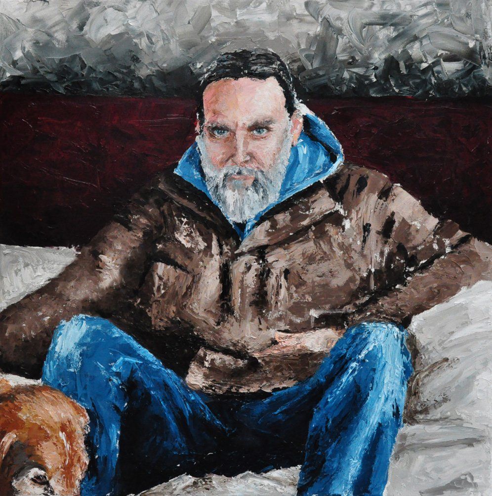 Eine Arbeit der Künstlerin Benita von Wendt. Gemalt mit Öl und Spachtel auf Leinwand. Titel: Thomas. Portrait eines sitzenden Mannes, links im Bild der Kopf eines Hundes.