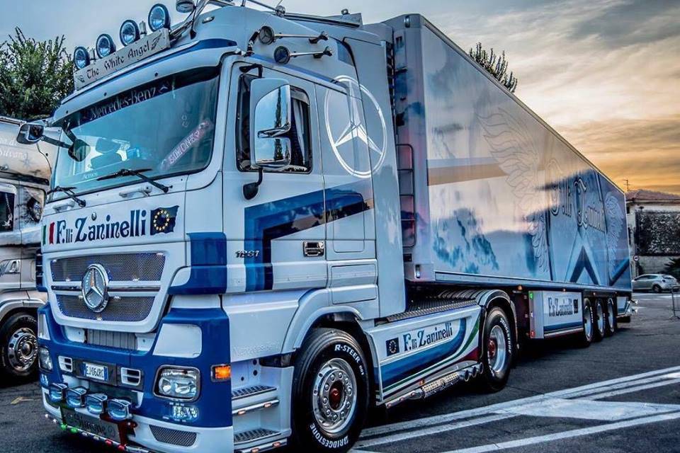 camion bianco e blu