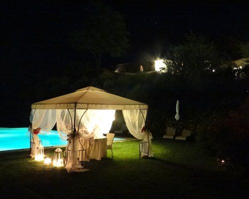 Cene romantiche sulle colline senesi, corona floreale