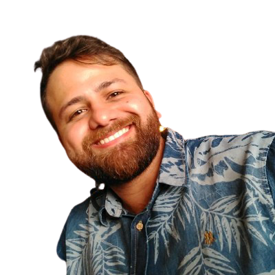 Um homem com barba e camisa azul está sorrindo