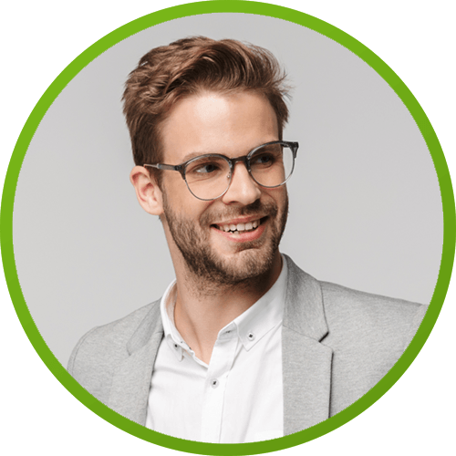 Um homem de óculos e terno está sorrindo em círculo.
