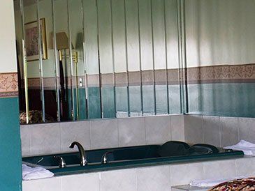 Turquise Jacuzzi -Motel- Pittsburgh, PA