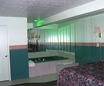 jacuzzi room - Motel in Pittsburgh, PA