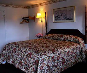 bed with floral cover -Motel in Pittsburgh, PA bed with floral cover -Motel in Pittsburgh, PA