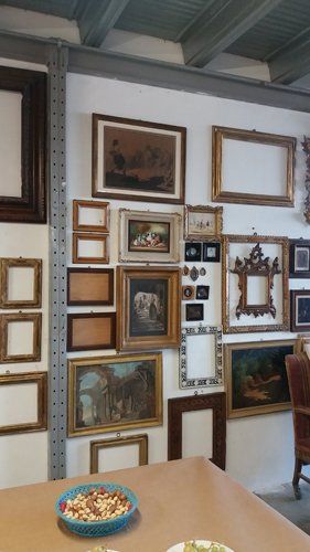Vendita delle cornici al laboratorio angeli cornici e restauri