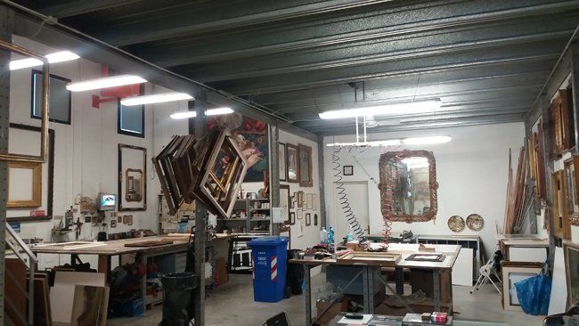 Vendita delle cornici al laboratorio angeli cornici e restauri
