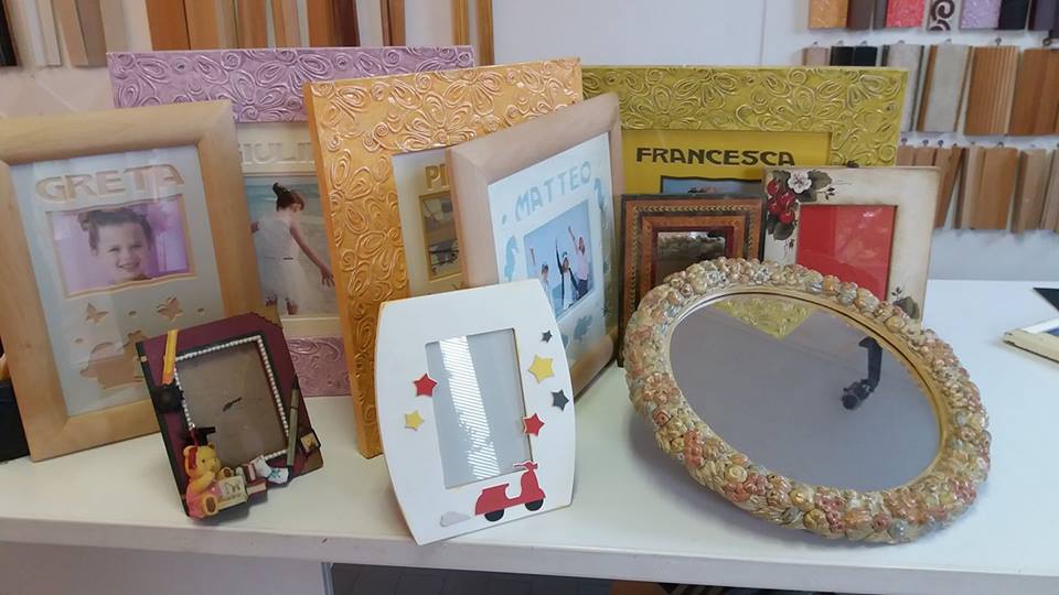 Vendita delle cornici al laboratorio angeli cornici e restauri