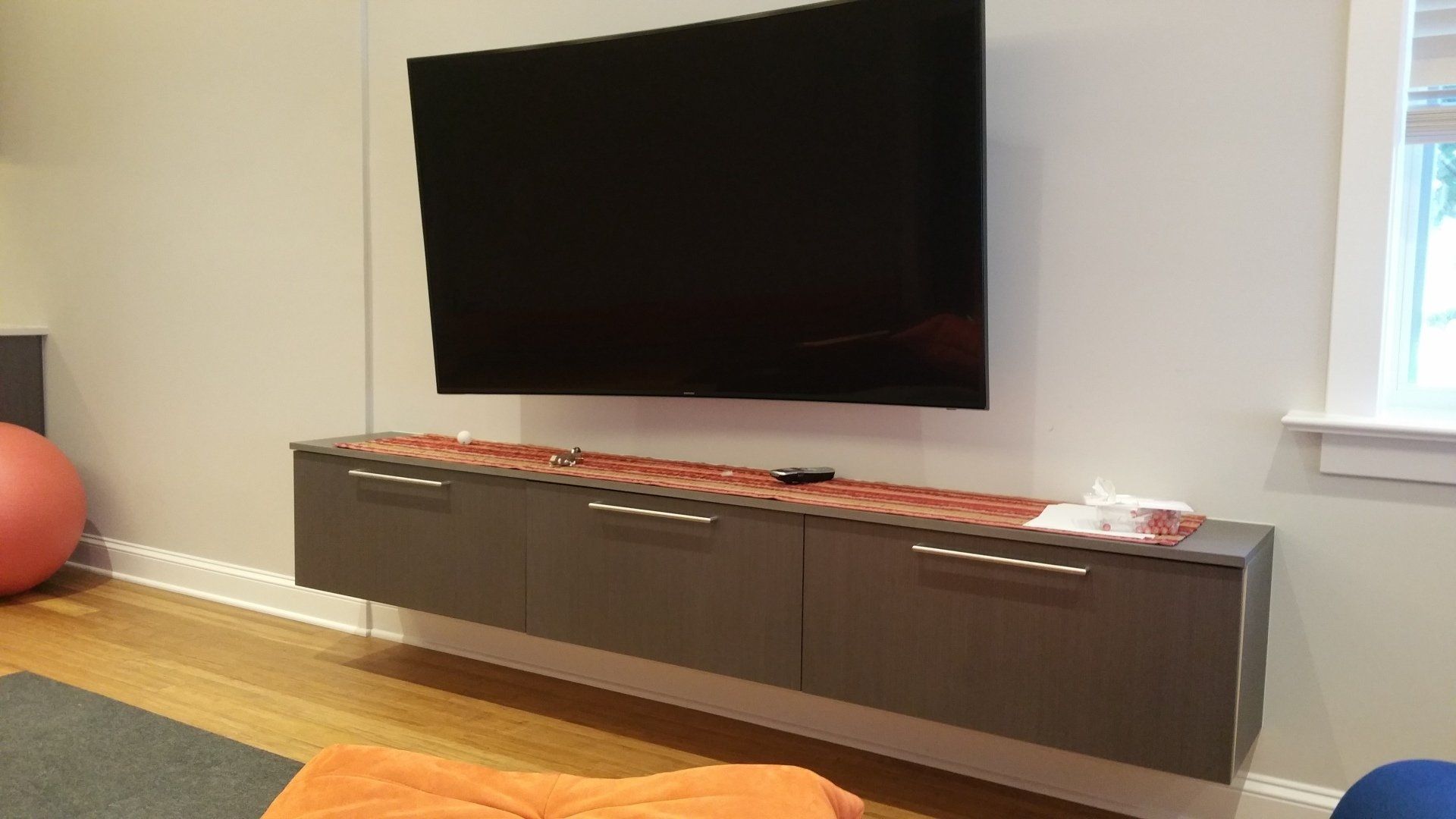 A living room with a flat screen tv mounted to the wall.