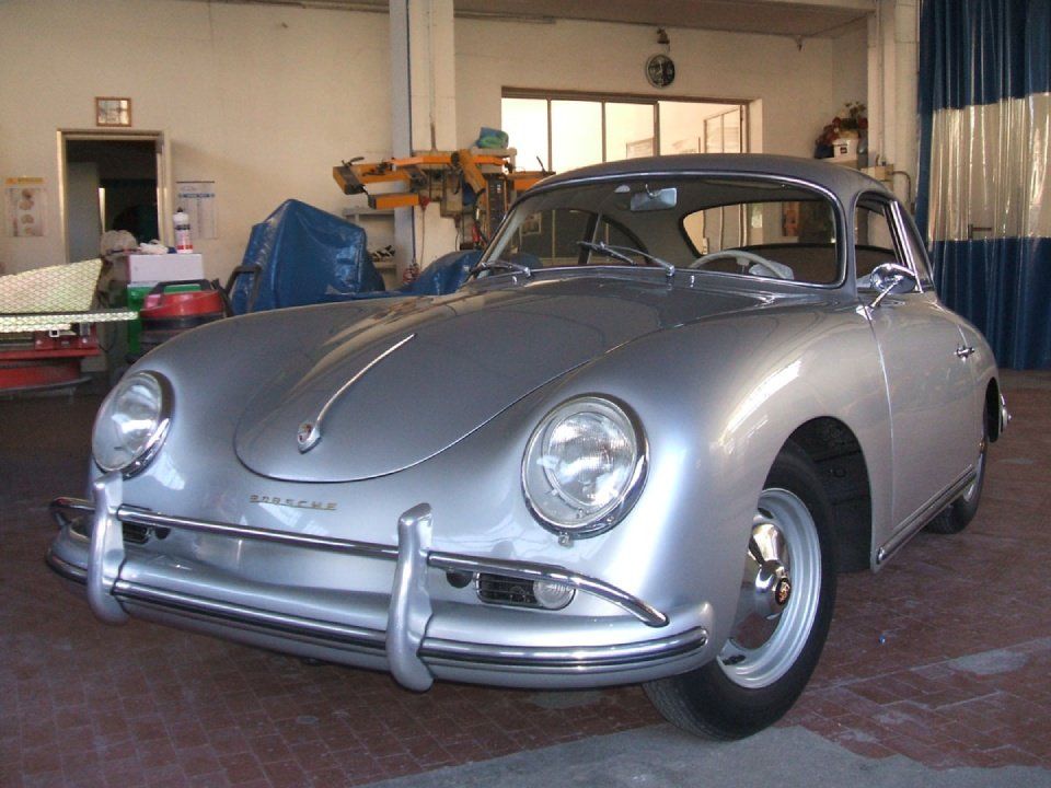 auto d'epoca grigia