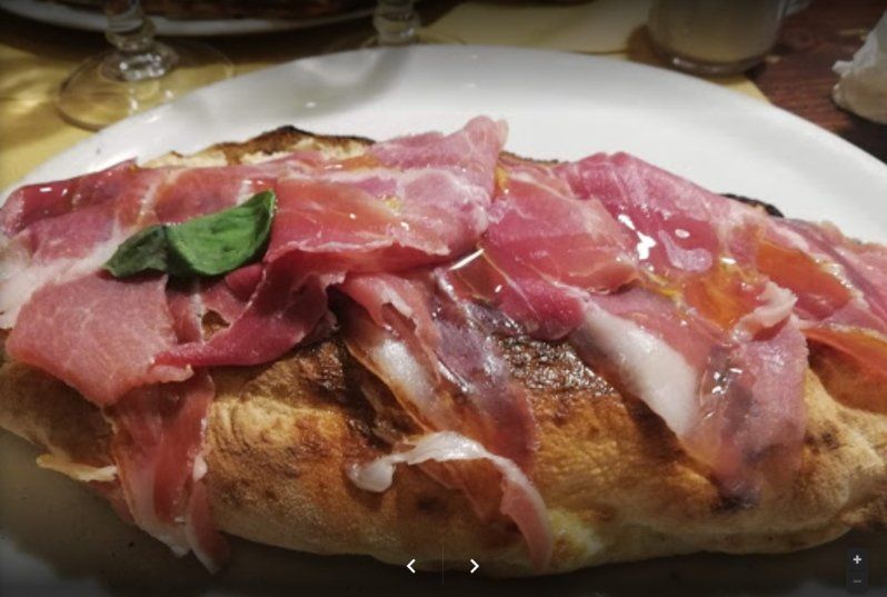 Pizza con prosciutto crudo