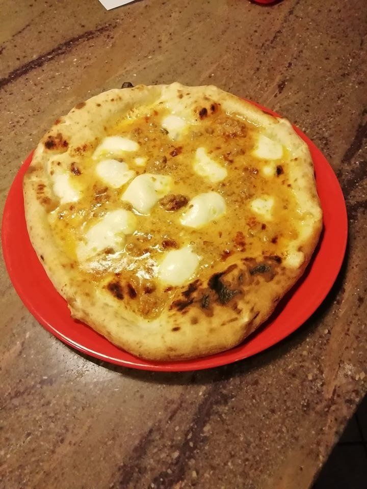 Pizza con mozzarella di bufala cotta a legna