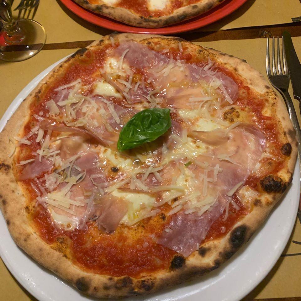 Pizza con prosciutto cotto