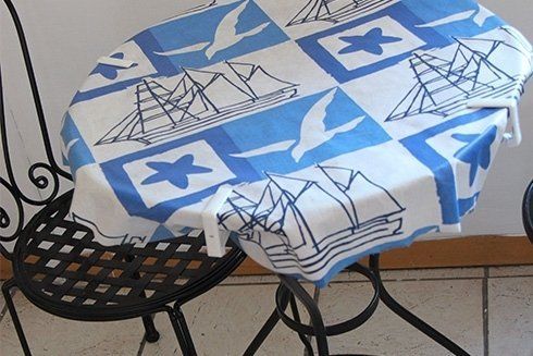 un tavolino in ferro con copertura bianco e blu