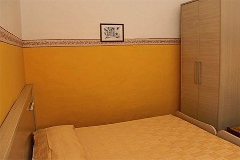 letto matrimoniale con coperta gialla