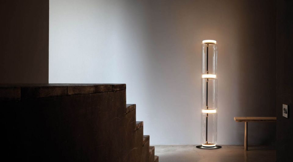 Lampada da terra e scala