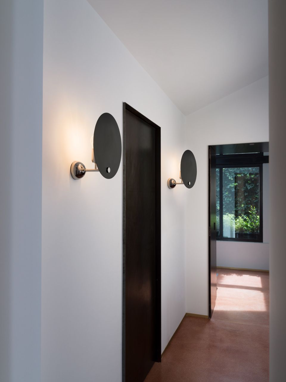 Lampada a parete e porta