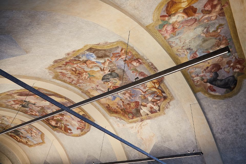 Lampada su misura e affreschi