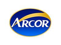 Logotipo de Arcor, óvalo azul con arco dorado, texto blanco.