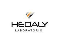 Logotipo de HEDALY LABORATORIO: Texto negro con forma de diamante estilizado encima.