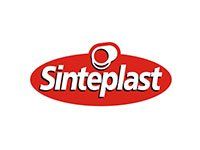 Logotipo de Sinteplast con óvalo rojo y texto blanco.