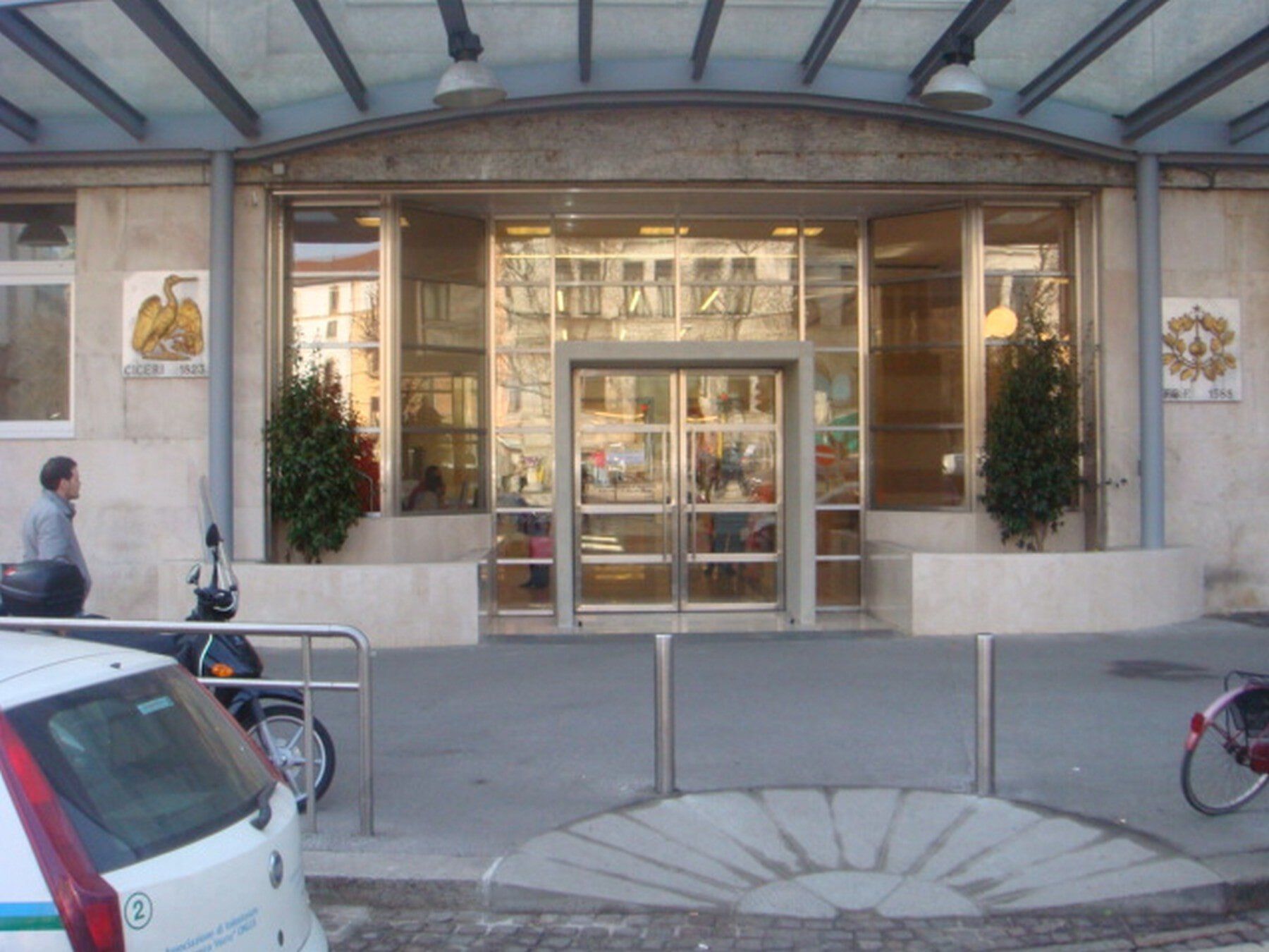 vetrata attività commerciale con cornice in acciaio