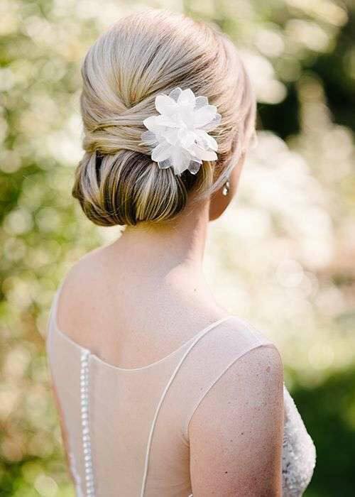 Acconciatura raccolta sposa con fiore