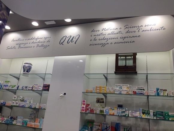 farmaci negli scaffali all'interno della farmacia