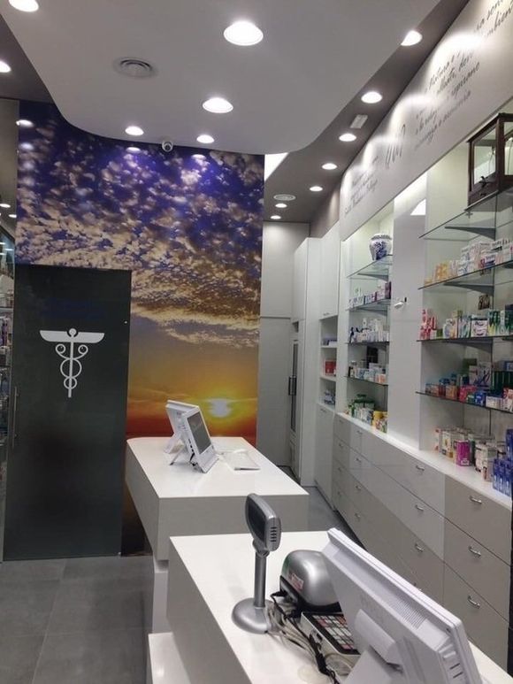 locali della farmacia con ampia esposizione di farmaci
