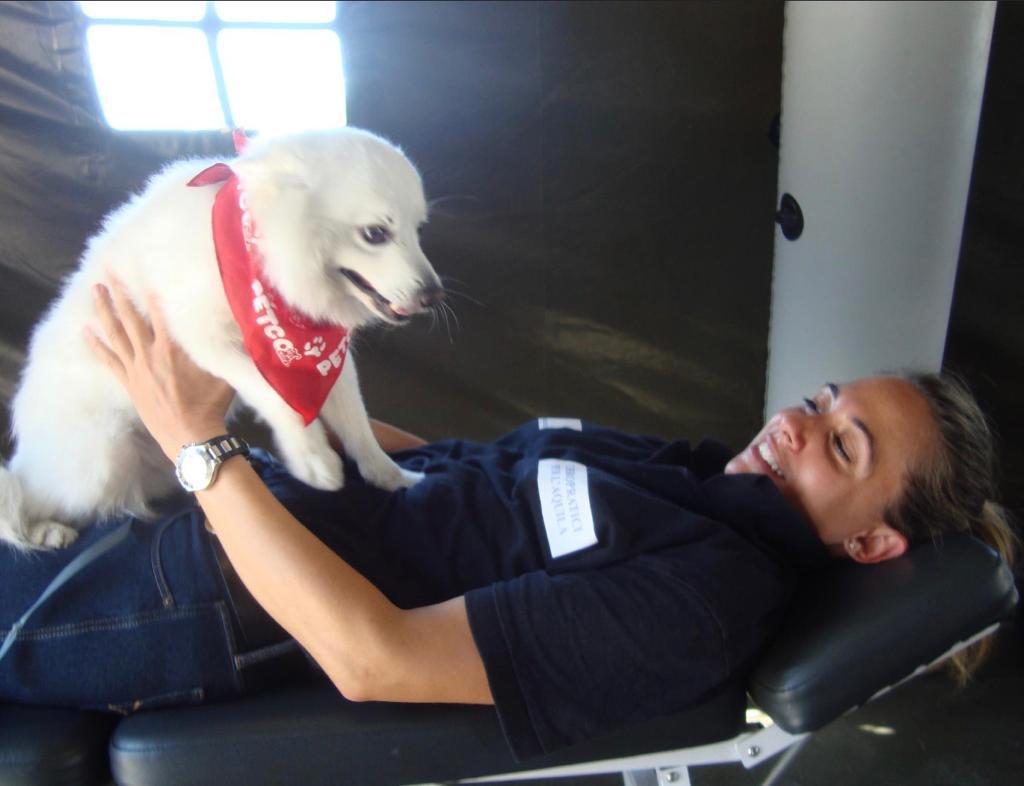 dimostrazione in tenda con mascotte