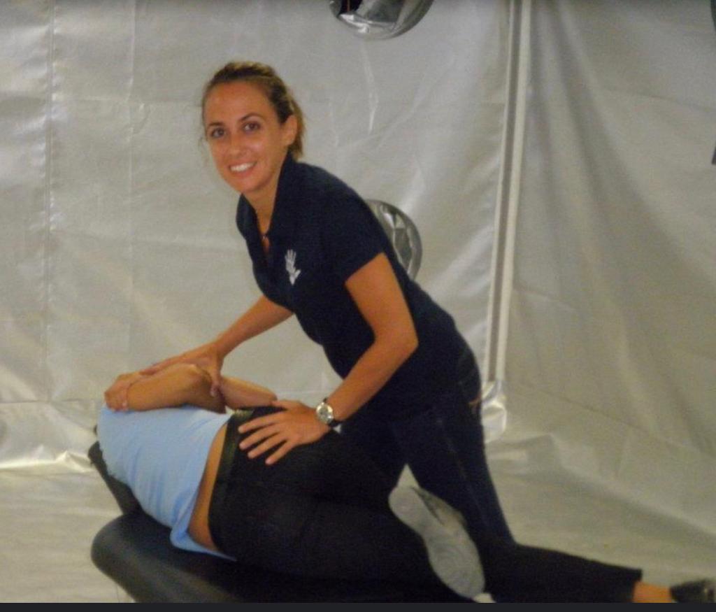 dottoressa durante una dimostrazione con un volontario
