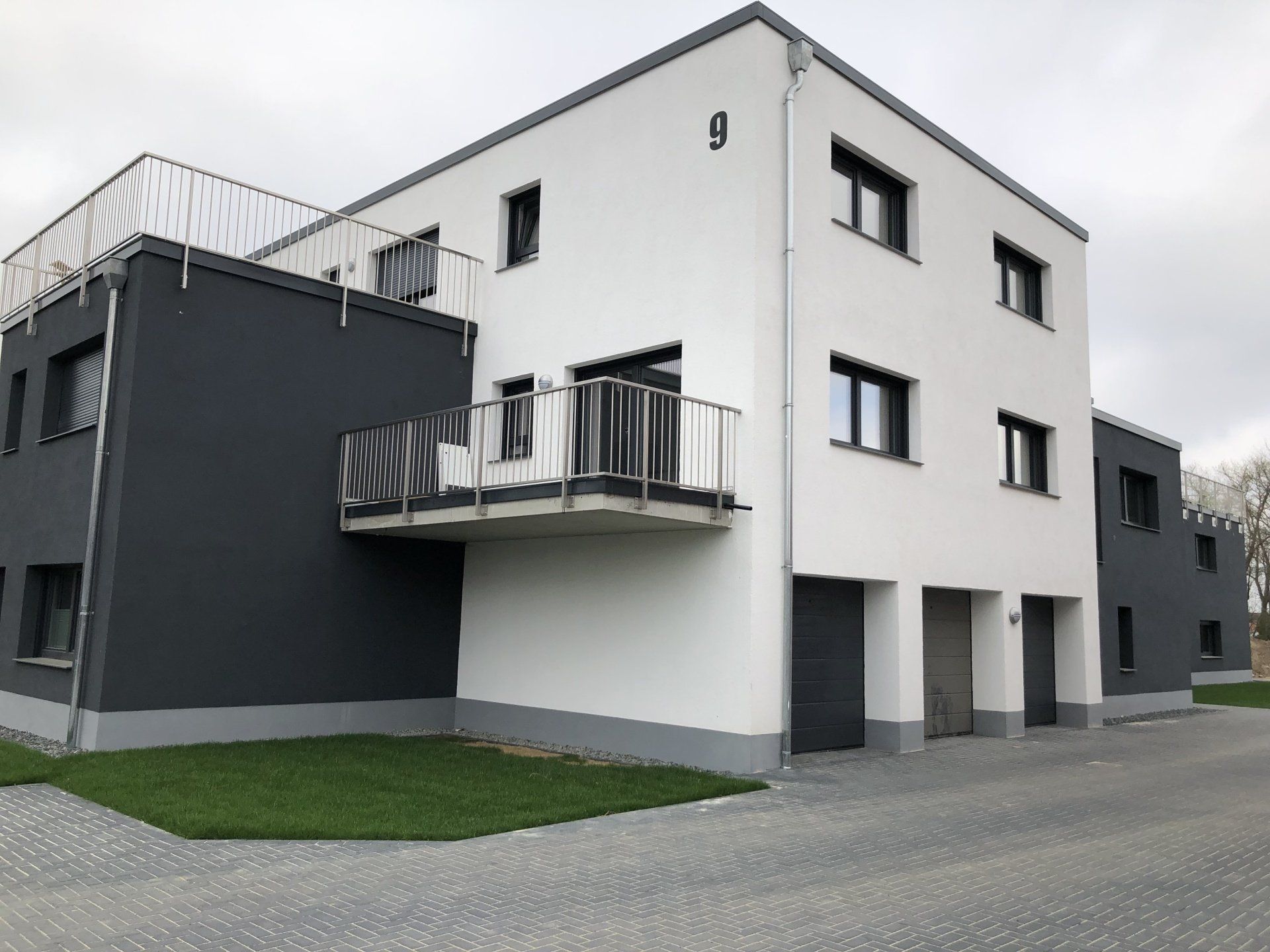Ein Gebäude mit einem Balkon an der Seite