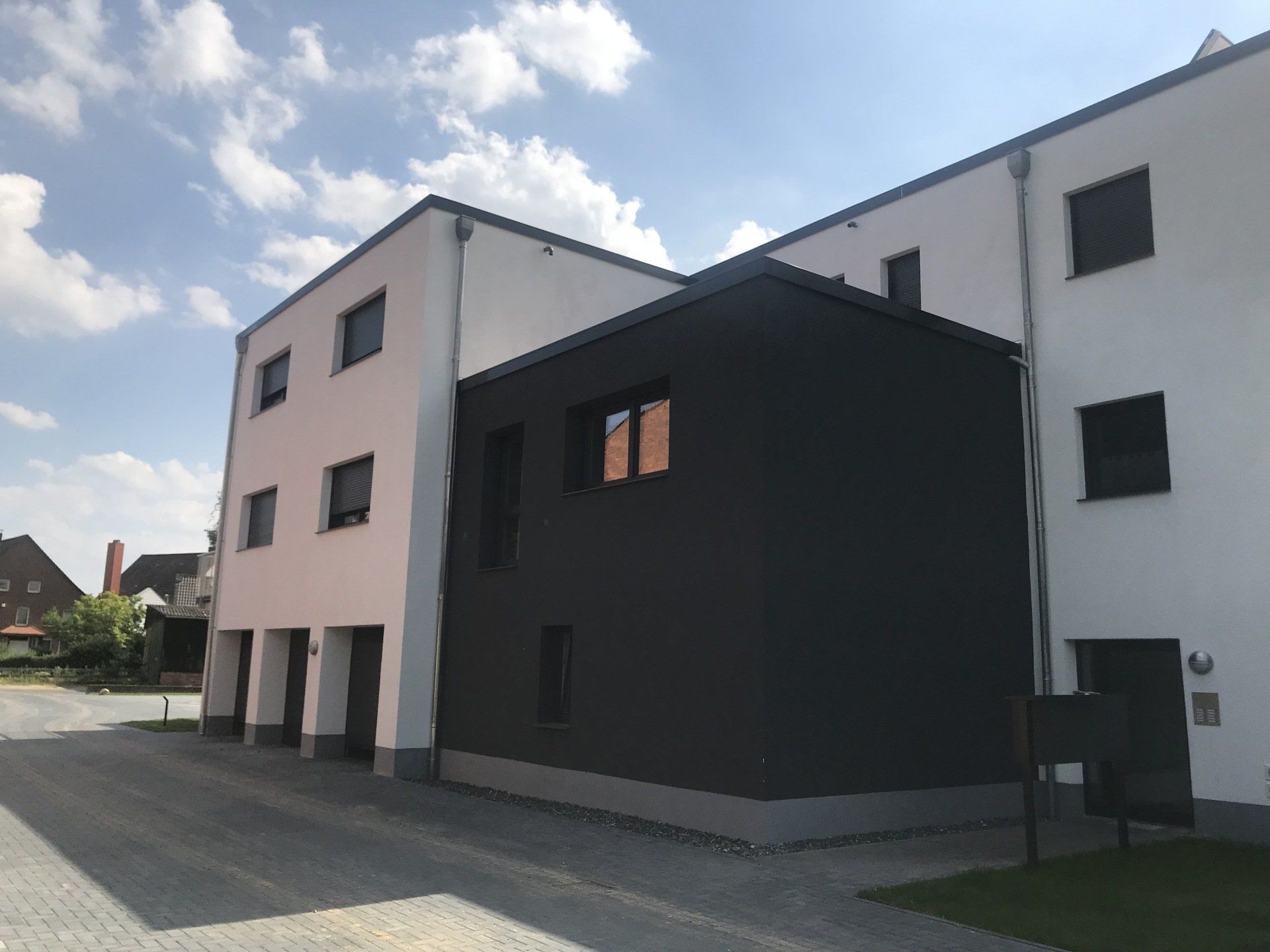Ein schwarz-weißes Gebäude mit vielen Fenstern