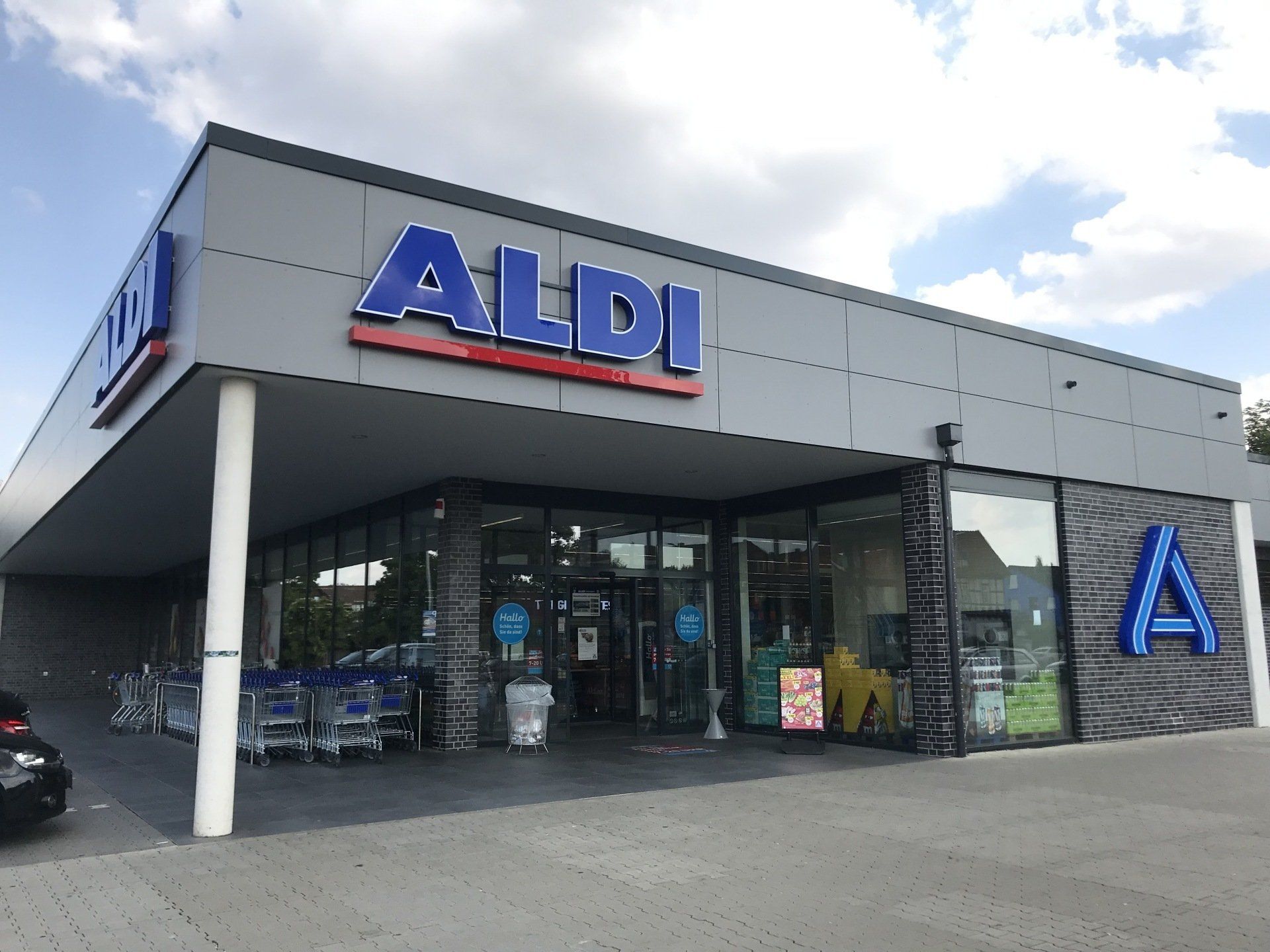 Ein Aldi-Laden mit einem davor geparkten Auto