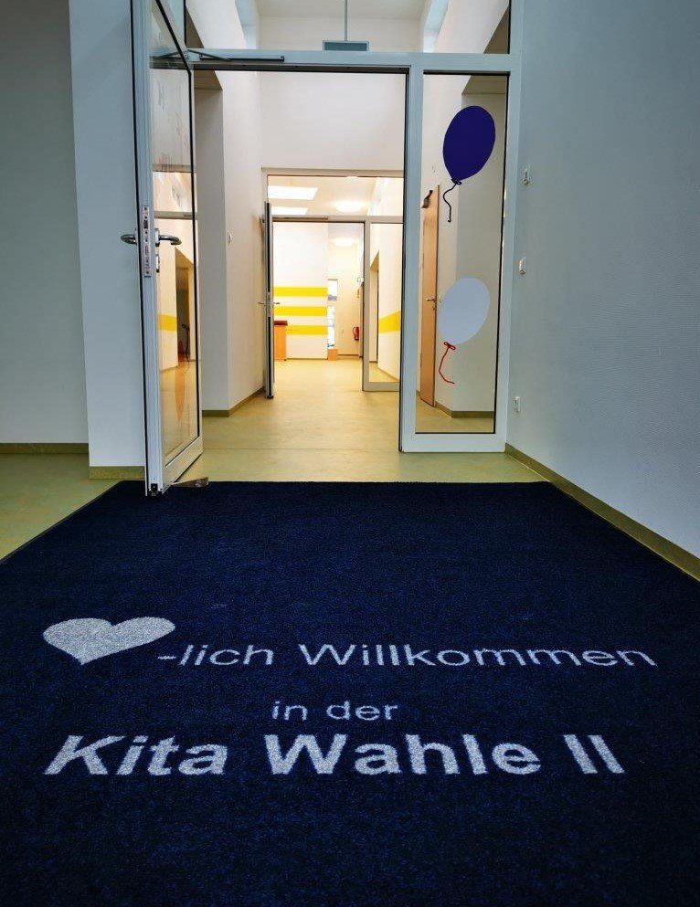 Eine blaue Matte mit der Aufschrift „Kita Wahle II“
