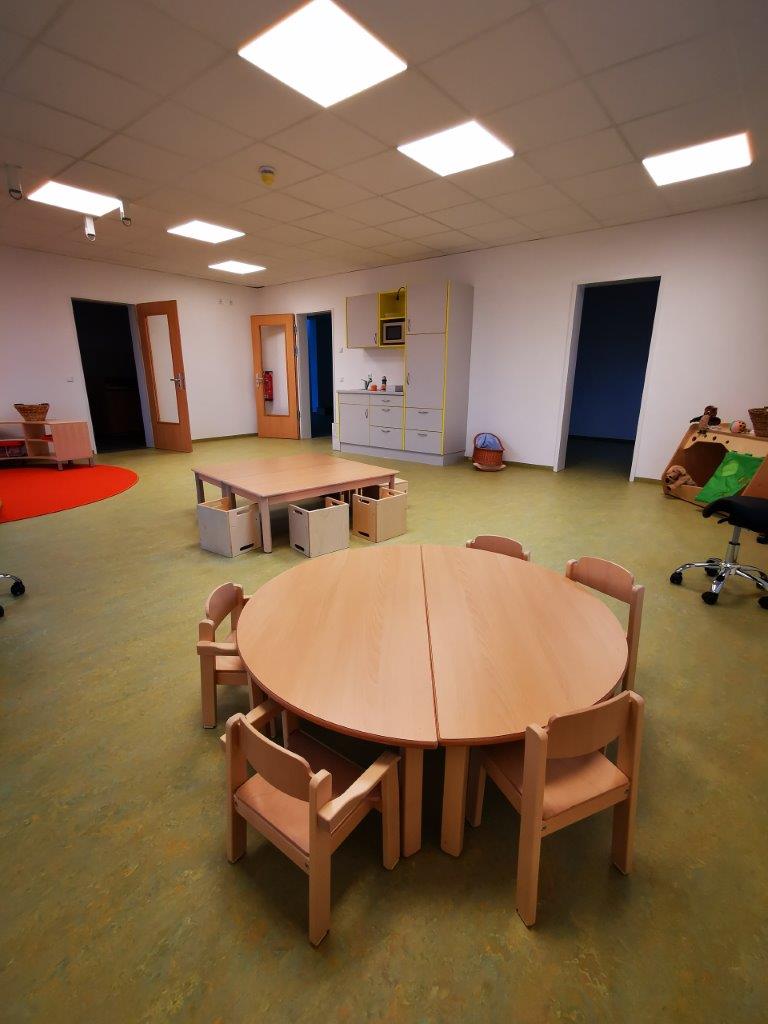 Ein Raum mit einem runden Tisch und Stühlen darin