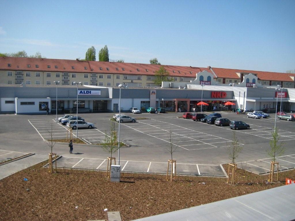 Ein Parkplatz mit Autos vor einem Geschäft namens Lotte