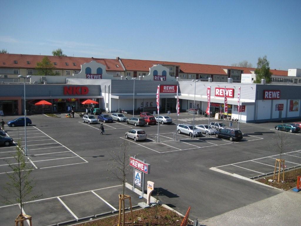 Ein Parkplatz vor einem Rewe-Markt