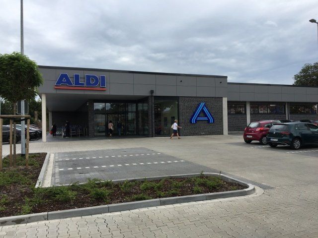 Ein Aldi-Laden mit davor geparkten Autos