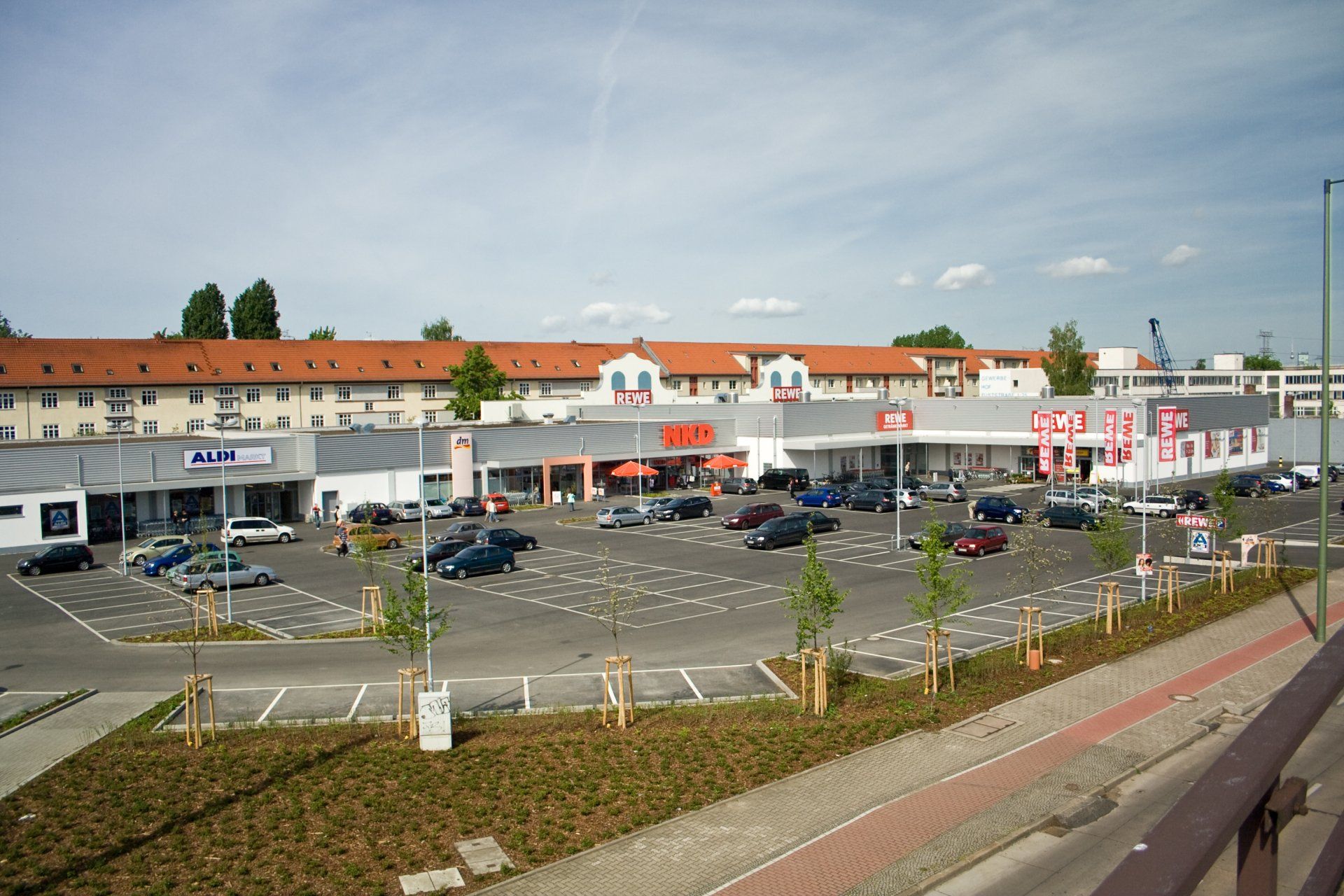 Ein großer Parkplatz mit Autos vor einem Geschäft namens Aldi