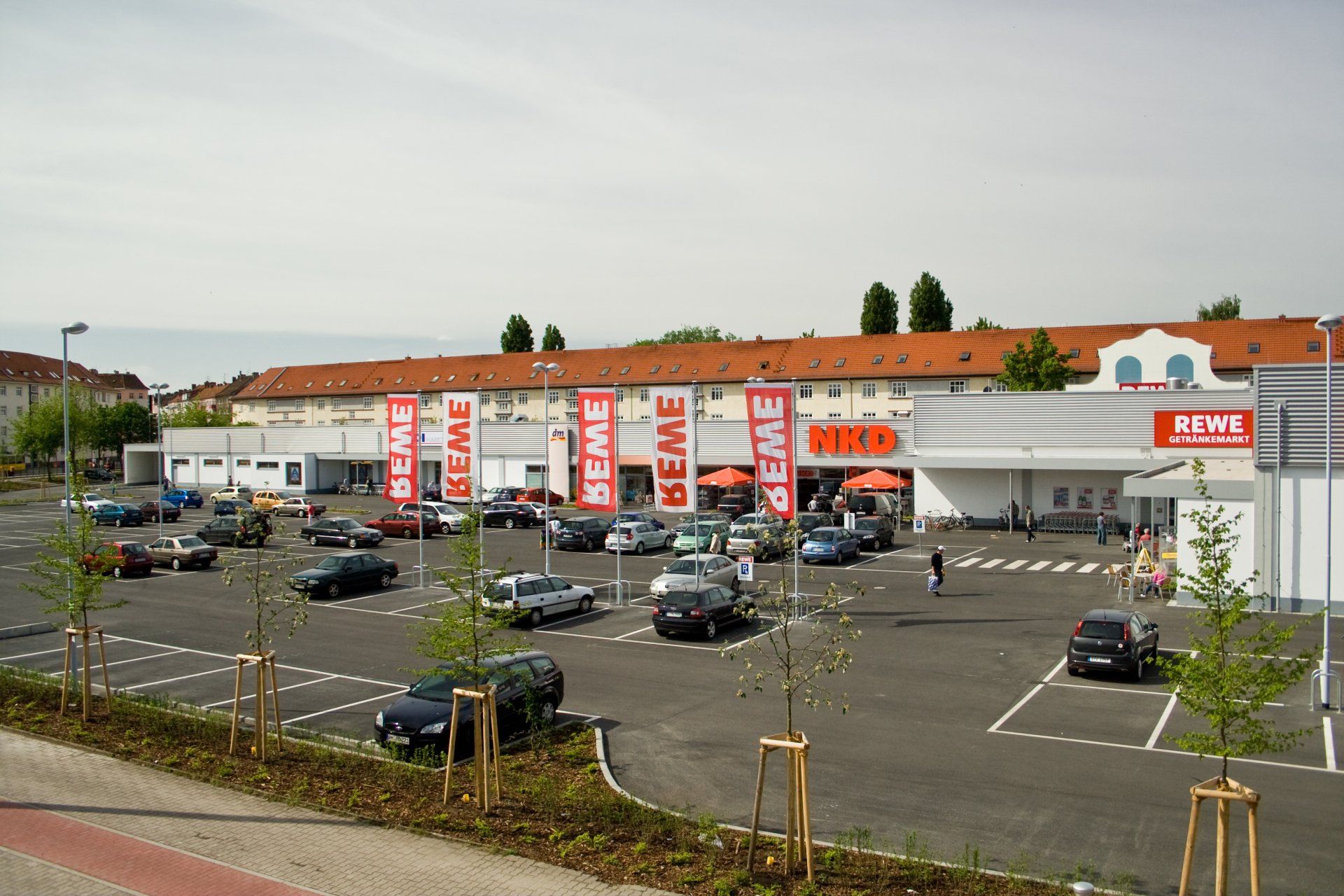 Ein Parkplatz vor einem Rewe-Markt