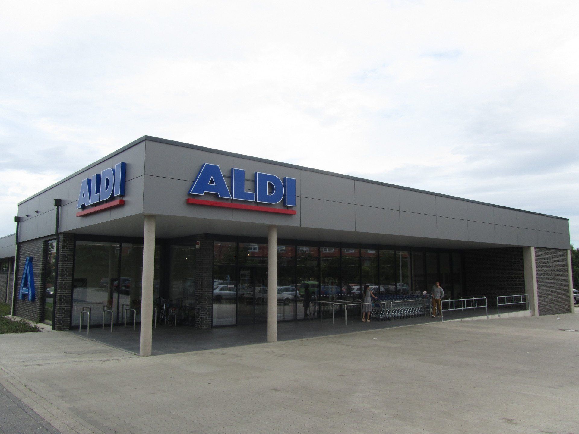 Ein großes Gebäude mit dem Wort Aldi darauf