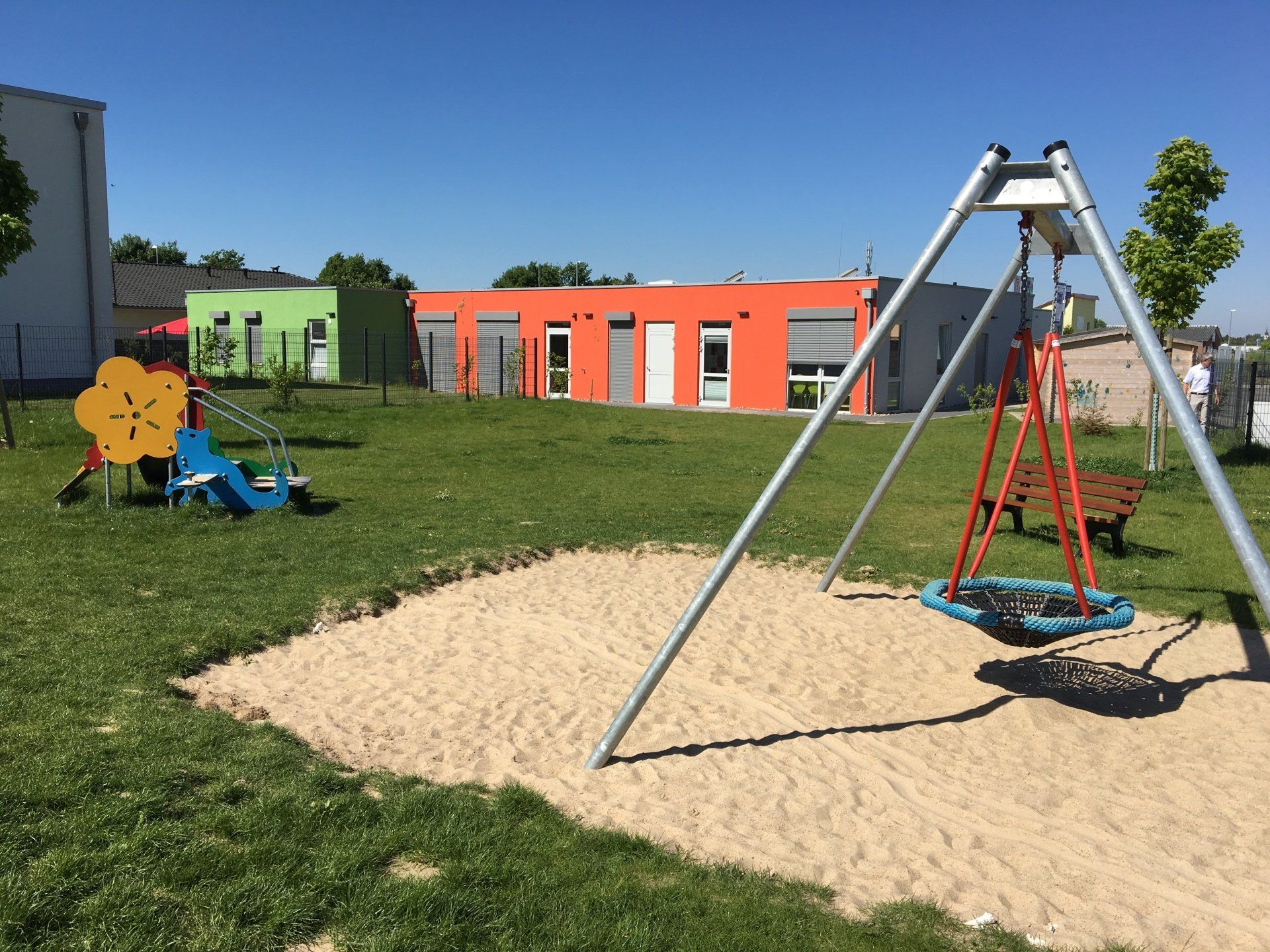 Ein Spielplatz mit einer Schaukel in der Mitte