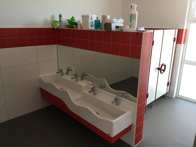 Ein Badezimmer mit zwei Waschbecken und einem großen Spiegel